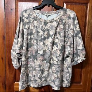 Zac & Rachel brand plus-size blouse top, with a floral print and 3/4 sleeves